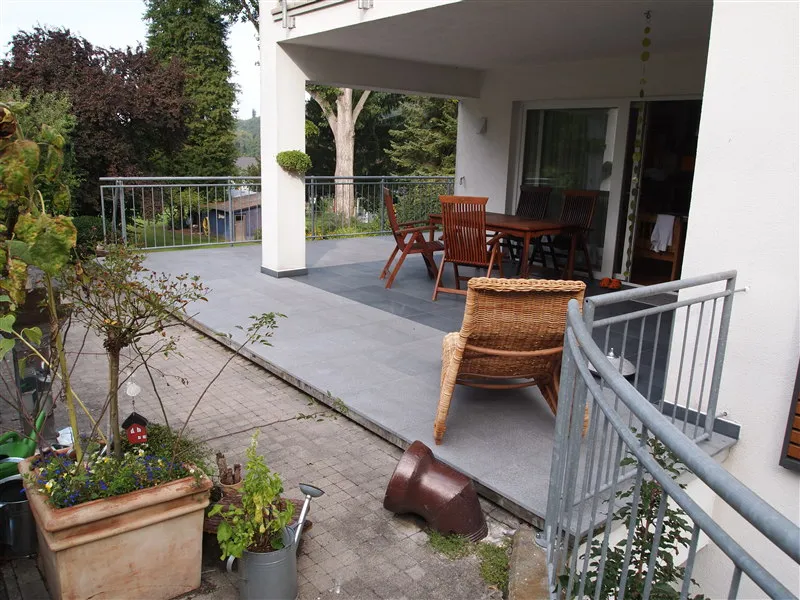 Terrasse mit Naturstein Dark, geschliffen und geflammt